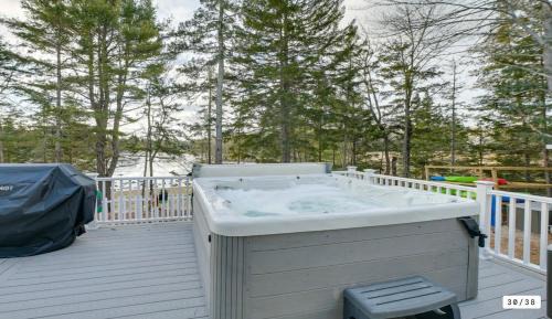 5BR Waterfront Hot Tub Kids Playscape Pets Family Compound!