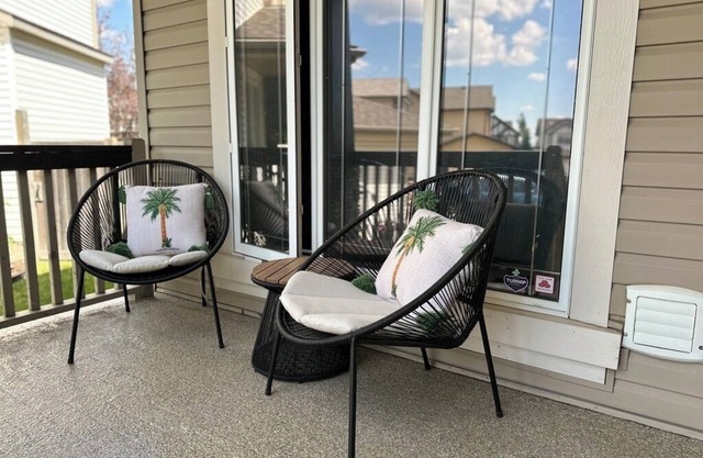 Spacious 5-bedroom house in enchanting Sherwood Park with WiFi