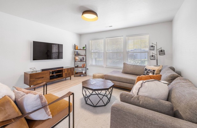 5Min>Airport-Office-1300ft²-Backyard-Remodeled-BBQ