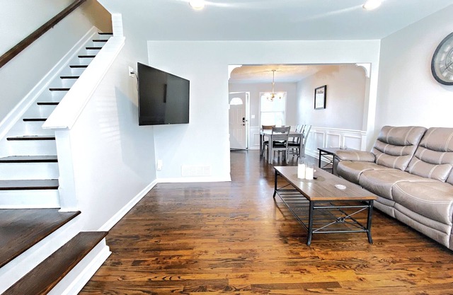 ★ 5min To Kellogg Park ★ Plymouth ★ Parking ★W/D★6