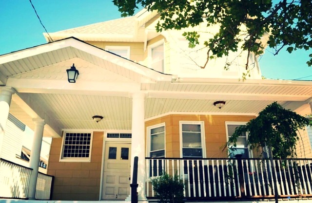 5 Minuten zu Fuß zum Asbury Park Beach! 4BR / 2BA mit Parkplatz! (STR # 2019-0045)