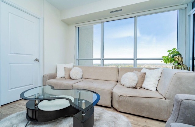 5min walk to Vaughan mill’s mall and many restaurants.5 min drive to wanderland.