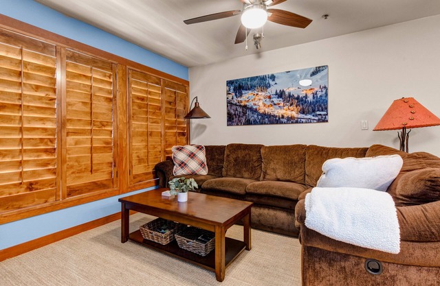 5th-floor condo with balcony, W/D, heated pool, hot tub, lockers, game room, gym