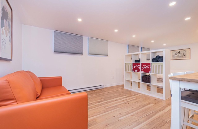 5tudio@Jolicoeur Bright Basement- Only 15 Minutes to Montreal via Jolicoeur Stn