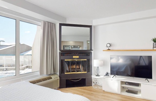 6-211 : Superior Studio - sleeps 4.