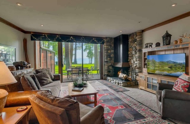 Lakefront|Pool|Pier|Bouys|Pickleball|Walk to town