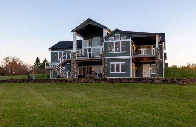 6 acre estate in Ontariowith lake views
