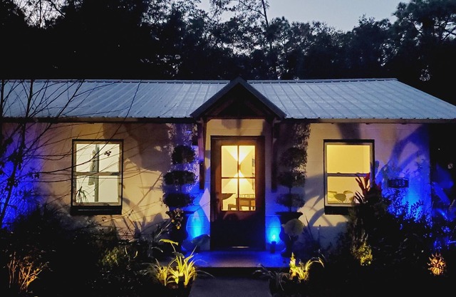 6-Acre Tropical 2BR PRIVATE Zen Bungalow - Beach 8 mi, DT 6mi