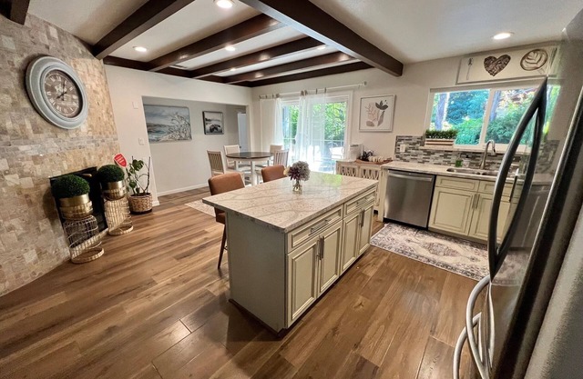 6 bd, 3 bath, Sleep 14+, AC, Very Clean, Luxury, spacious, kid friendly, WiFi