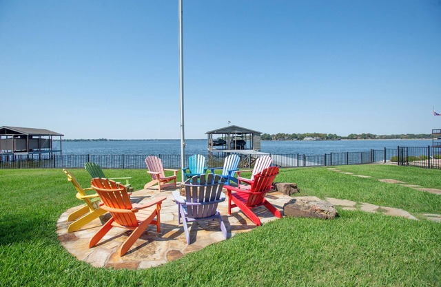 6 Bed 6 Bathroom!!!Stunning Oasis on the shores of Cedar Creek Lake