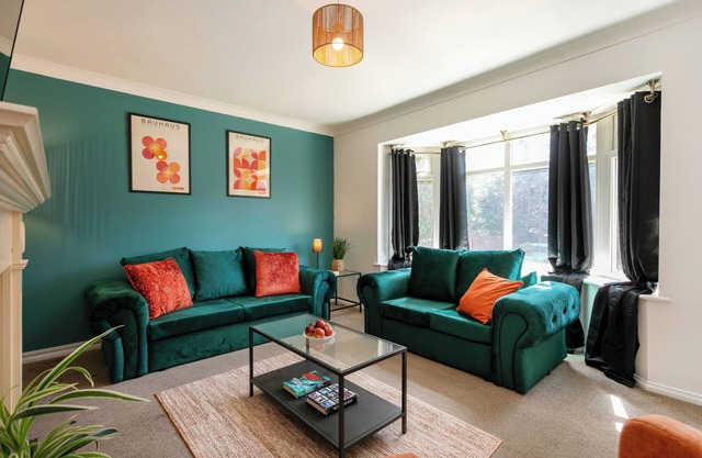 6-Bed Contractor House | Long Stay Discounts | WiFi, Driveway Parking, Smart TV