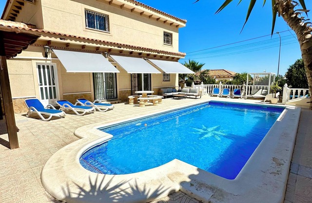LUXUSVILLA MIT 6 BETTEN, 12 PERSONEN, WIFI-FLUGZEUG, POOLTISCH, SKY-TV
