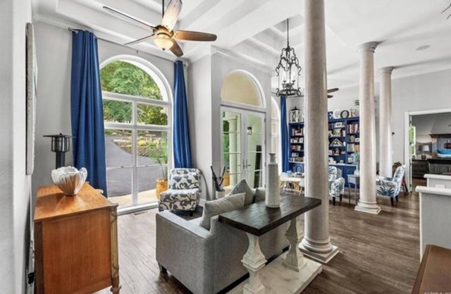 6 Bedroom 6 Bath sleeps 20 on lake with pool and large game room