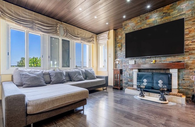 6 bedroom accommodation in Reus