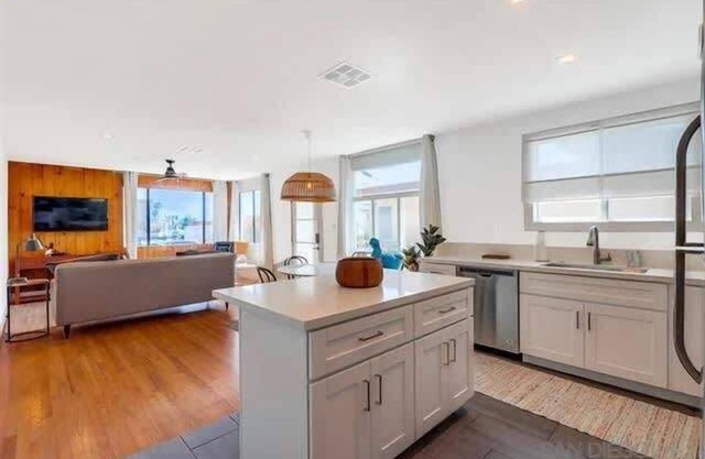 6 Bedroom Beach Getaway Walk to Law Street Beach