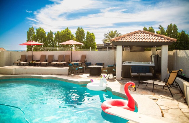 6 Bedroom Central located Off highway 10 mins to Downtown Tempe Scottsdale Golf