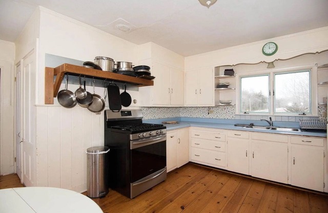 6 Bedroom Coastal Maine Farmhouse 1 Mile from the Ocean.Sleeps 12.