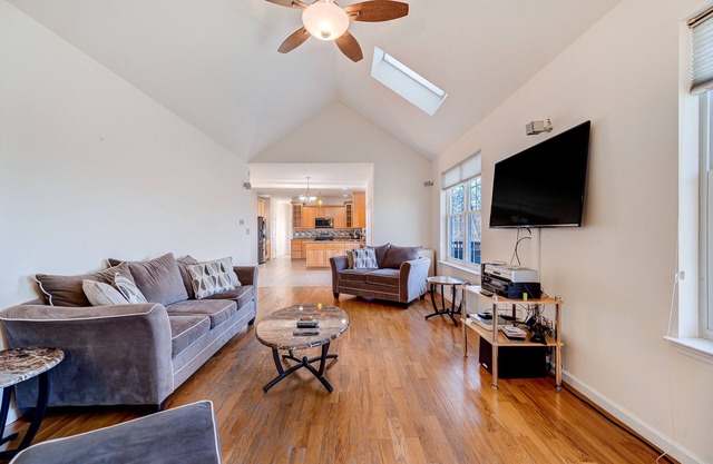 6 bedroom colonial house
