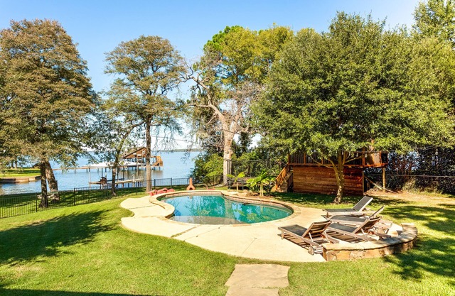 6 Schlafzimmer Waterfront Lakehouse + Pool / Basketballplatz / Baumhaus