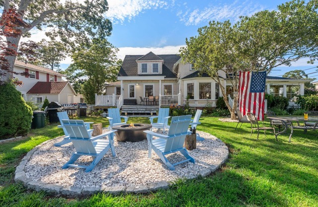 6-bedroom Oasis house in Onset w/ HUGE backyard, Firepit, Wifi, & work desk