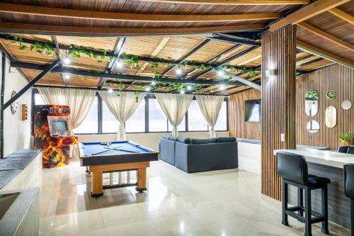 6 bedroom penthouse with pool table- 1 block from Lleras park p4