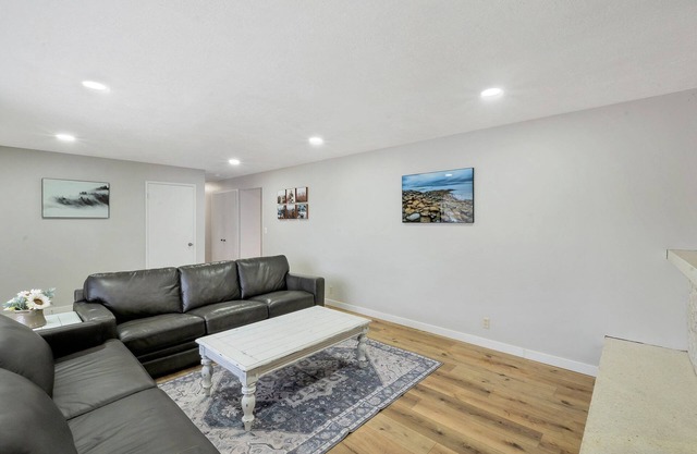 6 Bedroom Ski / Vacation Home by Town Center, Great for Gathering