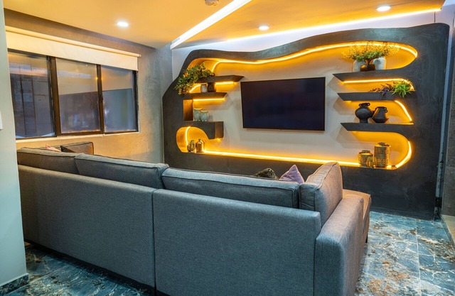 6 bedroom with Jacuzzi 1 block from LLeras P5