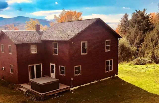 6 bedrooms, 2.5 Bath Willow Tree Lodge with hot tub