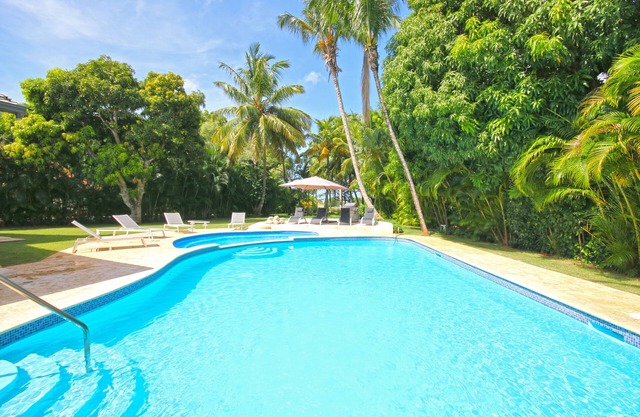 Los Lagos 16-Chef-4 maids-3 golf carts-3minute walk to the beach-heated jacuzzi