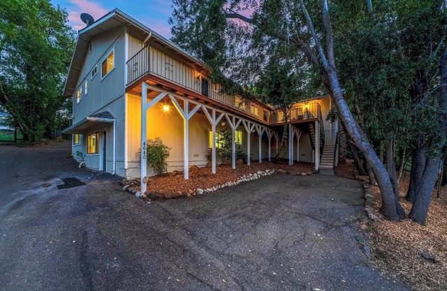 6 bedrooms near Wineries w/Hot Tub, Fire pit, and Arcade near Lake & Trails