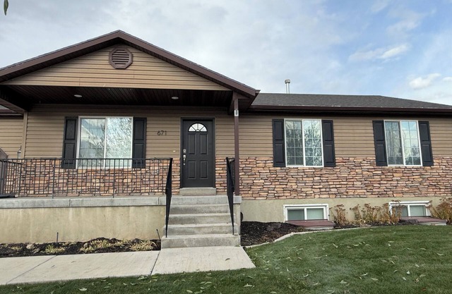 6 bedrooms, sleeps 16, Hot Tub, Theater and game Rooms, Newly Renovated.