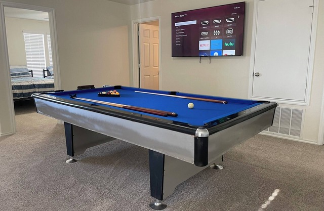 6 beds 3 bath 1 bed downstairs Pool table near JW