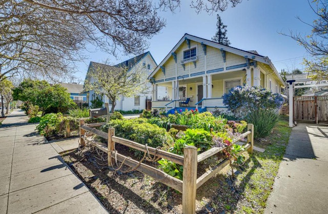 6 Blocks to SJSU Cozy Bungalow with Deck and Koi Pond