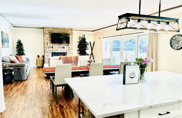 6 BR+ 10min walk to town, new build with game room+