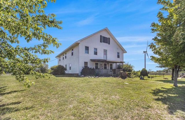 6 BR, 3.5 BA Farmhouse located amidst rolling hills of Orchards. Sleeps 16!