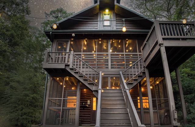 6 BR/3 Bath Riverfront Cabin w/Hot Tub Game Rm & Fire Pit | Pet Friendly