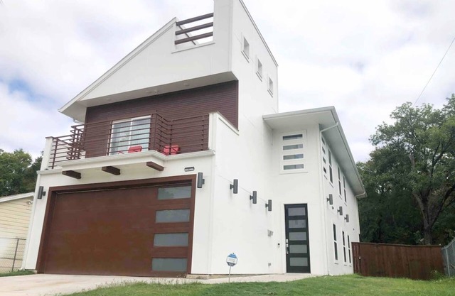 - 6 BR Big Home w HOT TUB, Firepit, basketball hoop Located near Dallas!