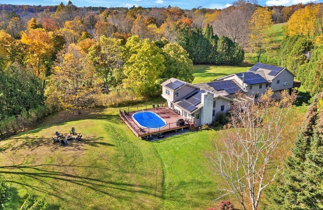 6-BR Country Estate 14-Min. to Jiminy Peak