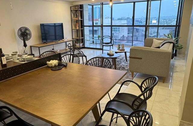 7-BR Posh Polanco pad: Desks in every room!