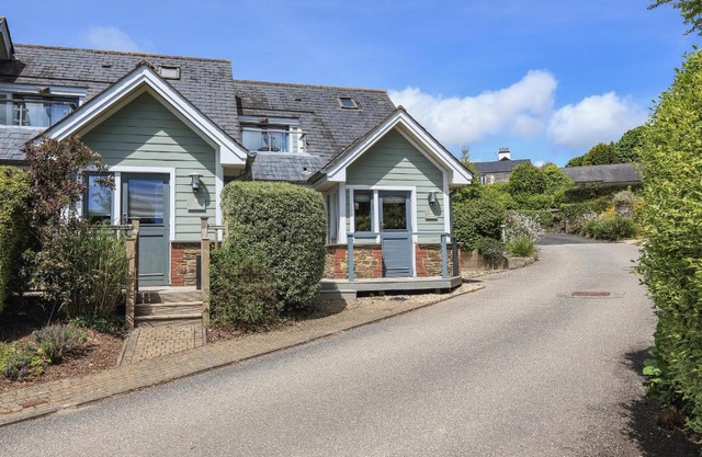 6 Court Cottage, Hillfield Village