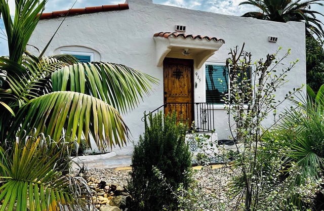 6 Guest, 3 Bedroom and 2 Bath House in seaside town of Santa Barbara