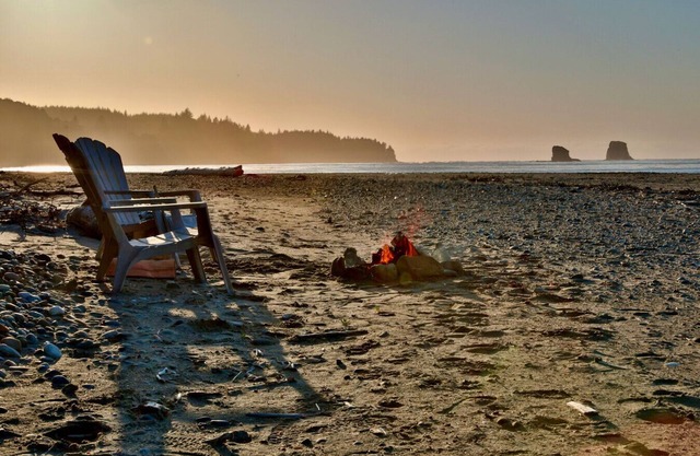 6 guest · Eddie Bauer's former Beachfront Cottage