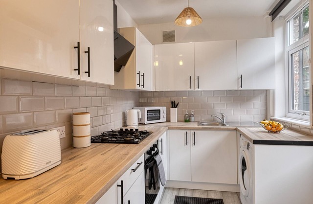 6 Guests House, Massage Mattresses, SmartTV & Netflix with Free Parking & WIFI
