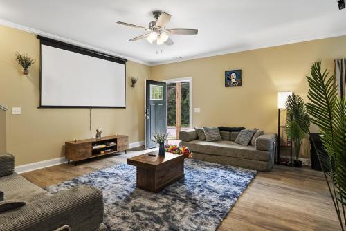6 King Beds - Near DT & UGA - Massage Chairs - Projector