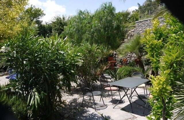 Komfortable Wohnung mit idyllischem Garten und Meersicht