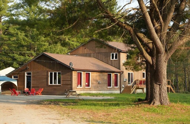 #6 Lodge Room (1 King Bed)