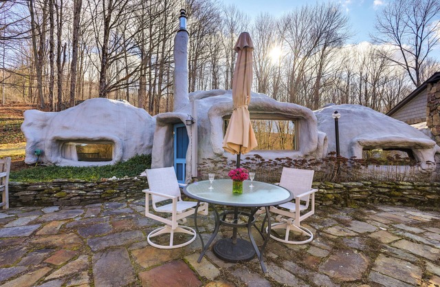 < 6 Mi to Arlington: 'Whimsical Stone Abode!'