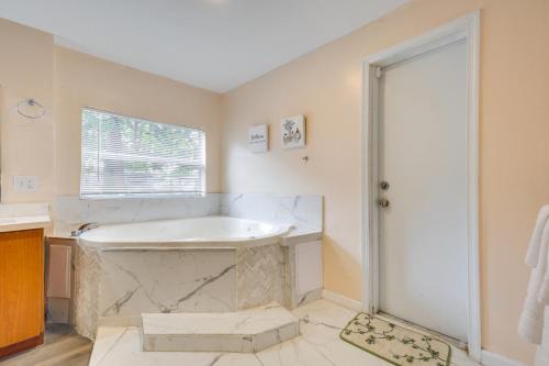 6 Mi to Beach! Fort Lauderdale Apt with Jetted Tub
