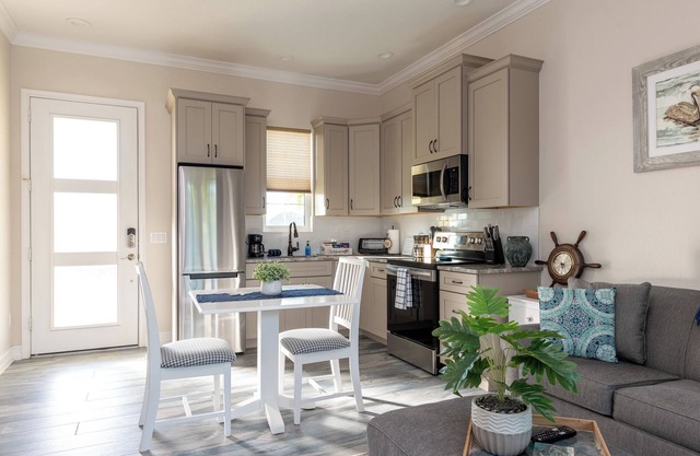 --6 Mi to Beach--SmartTV--Lanai--Washer/Dryer--PRIVATE--