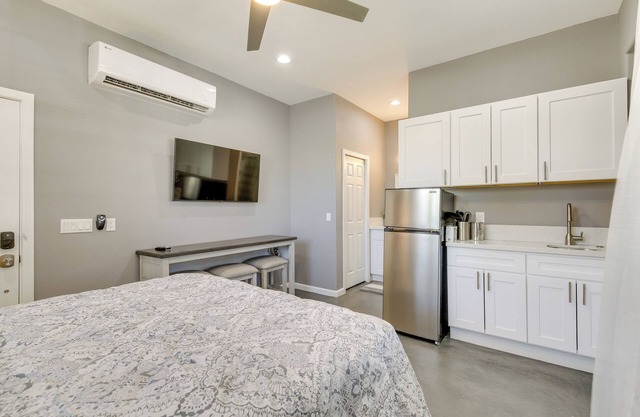 6 Mi to Coachella Festival: Serene Studio